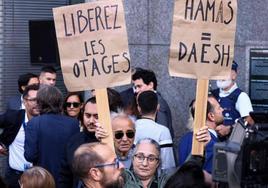 Movilización frente al Parlamento europeo para exigir la liberación de los rehenes capturados por Hamás.