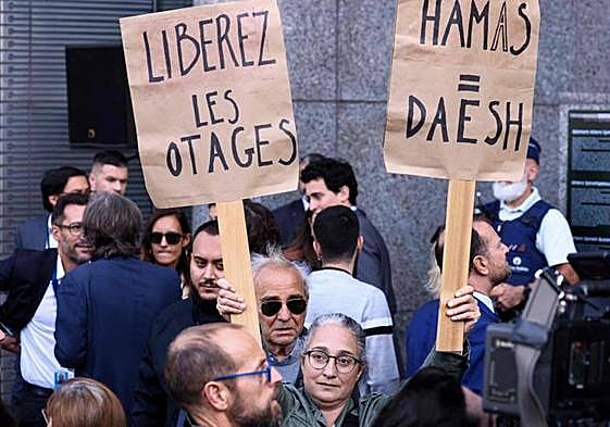 Movilización frente al Parlamento europeo para exigir la liberación de los rehenes capturados por Hamás.