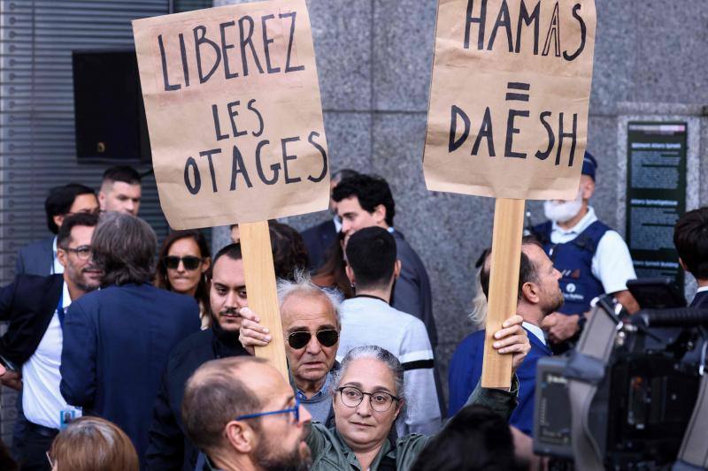 Movilización frente al Parlamento europeo para exigir la liberación de los rehenes capturados por Hamás.