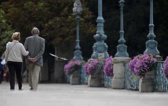 Una pareja de jubilados paseando.