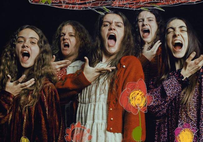 Las hijas en 'la Mesías', como el grupo Stella Marais.