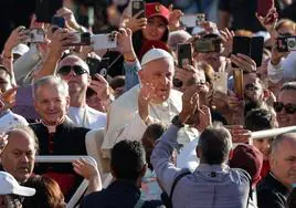 El Papa saluda a su llegada a la plaza de San Pedro del Vaticano para ofrecer su audiencia general.