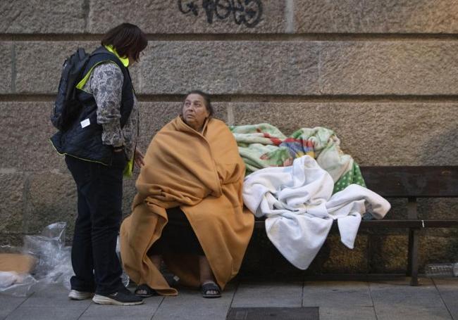 Dos de las vecinas que han tenido que dejar su casa por el incendio.