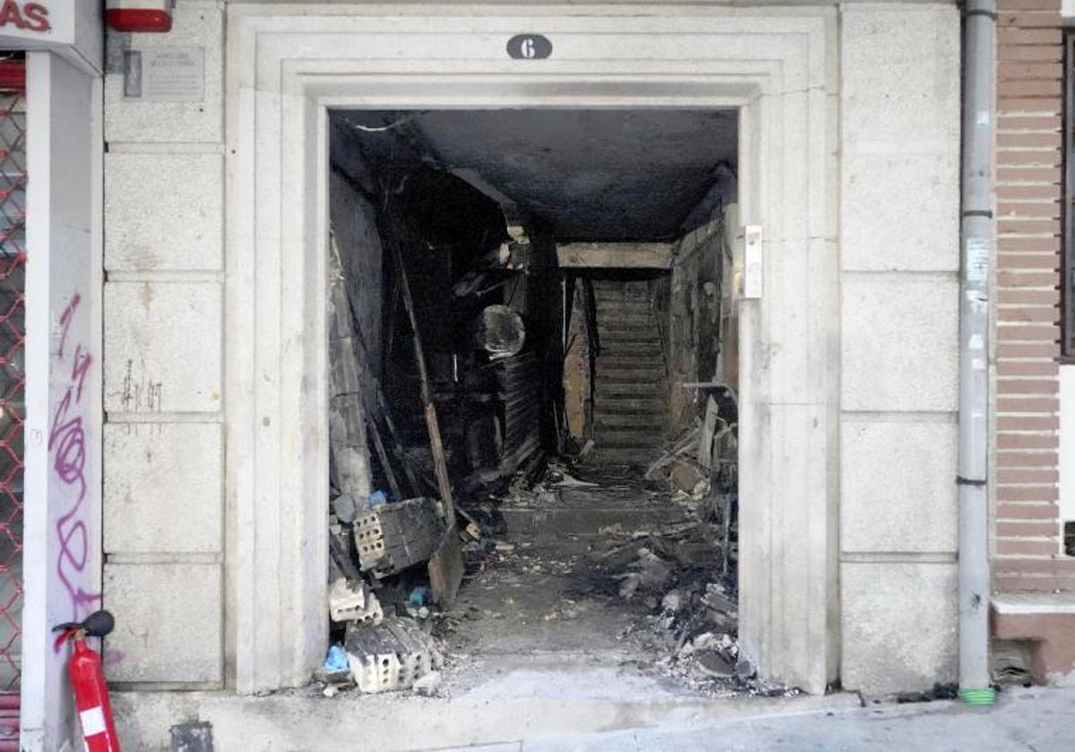 El portal del edificio donde se ha producido el fuego en Vigo