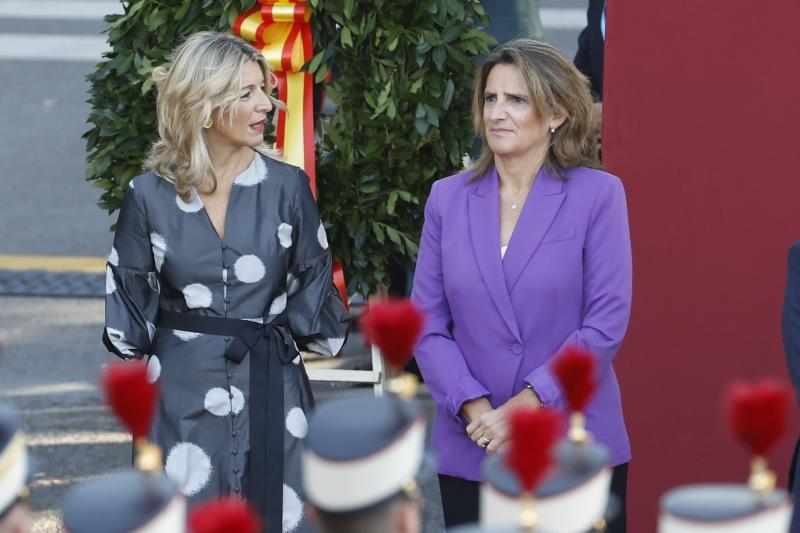 Las ministras Yolanda Díaz (i) y Teresa Ribera, este jueves durante el desfile del Día de la Fiesta Nacional en Madrid