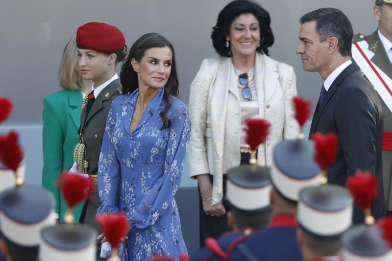La princesa de Asturias, Leonor (i-d), la reina Letizia, y el presidente del Gobierno, Pedro Sánchez, a su llegada este jueves al desfile del Día de la Fiesta Nacional en Madrid.