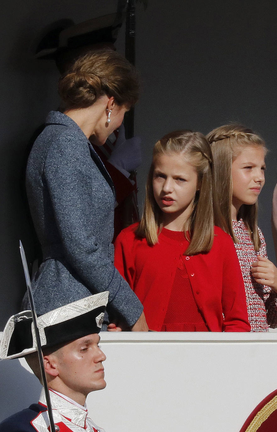 Zarzuela aprovechó el 12 de octubre de 2017 para realizar el primer retrato oficial de la princesa Leonor. Se lo hicieron en el Palacio Real, durante la recepción que sus padres ofrecían a representantes de la sociedad española. Lucía un vestido rojo firmado por Carolina Herrera y mostraba una gran sonrisa en su rostro.