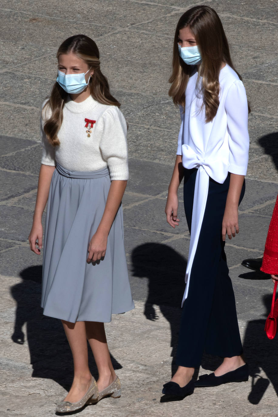 La última ocasión en que se vio a Leonor en un 12 de octubre fue en 2020, cuando la covid aún seguía haciendo estragos en la sociedad. Entonces los actos centrales se trasladaron a la plaza de la Armería del Palacio Real. No hubo ni desfile ni tampoco recepción, solo una parada militar en la que participaron 527 efectivos.