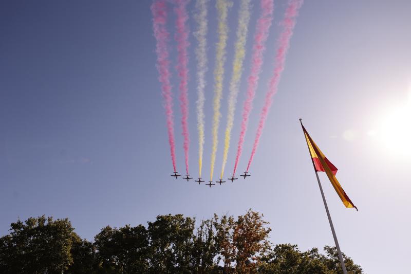 La Patrulla Águila forma los colores de la bandera de españa en el desfile del Día de la Fiesta Nacional en Madrid,