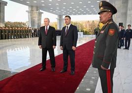 Los presidentes de Rusia, Vladímir Putin, y Kirguistán, Sadyr Japarov, participaron este jueves en el aniversario de la base militar de Kant.
