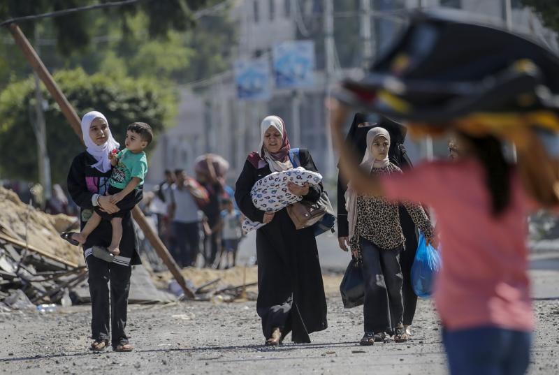 Una familia palestina abandona la ciudad de Gaza ante la advertencia del Gobierno israelí de evacuar la zona.