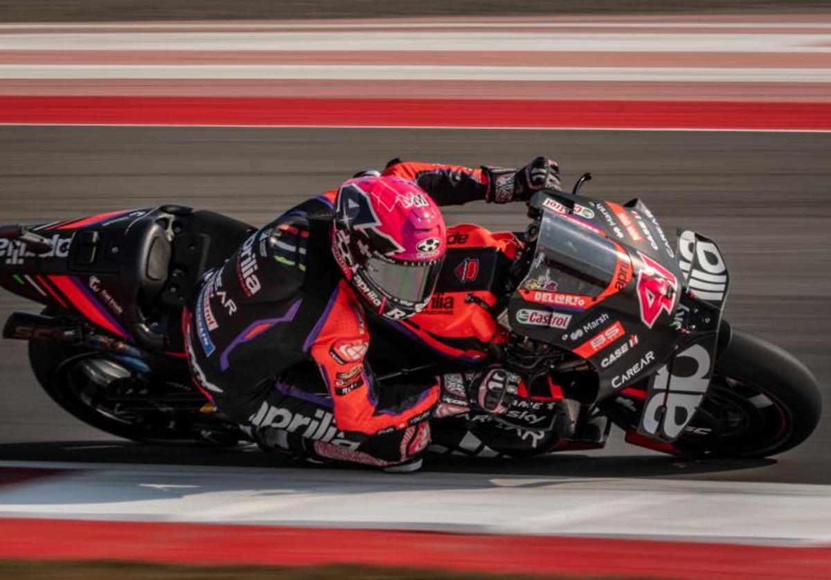 Aleix Espargaró, a lomos de su Aprilia durante los libres en Indonesia.