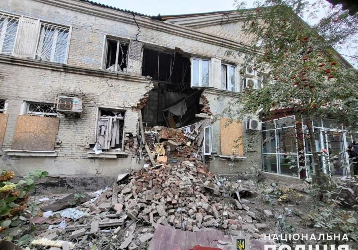 Un edificio administrativo dañado por el ataque con misiles rusos contra la localidad ucraniana de Pokrovsk.