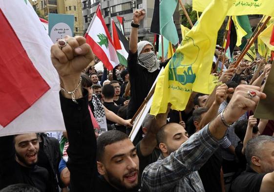 Partidarios de Hezbolá expresan su solidaridad a Gaza, en un manifestación este viernes el sur de Beirut.