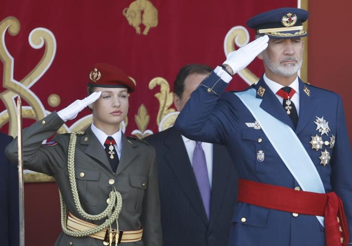 El Rey y la princesa de Asturias, en el desfile militar de ayer en Madrid.