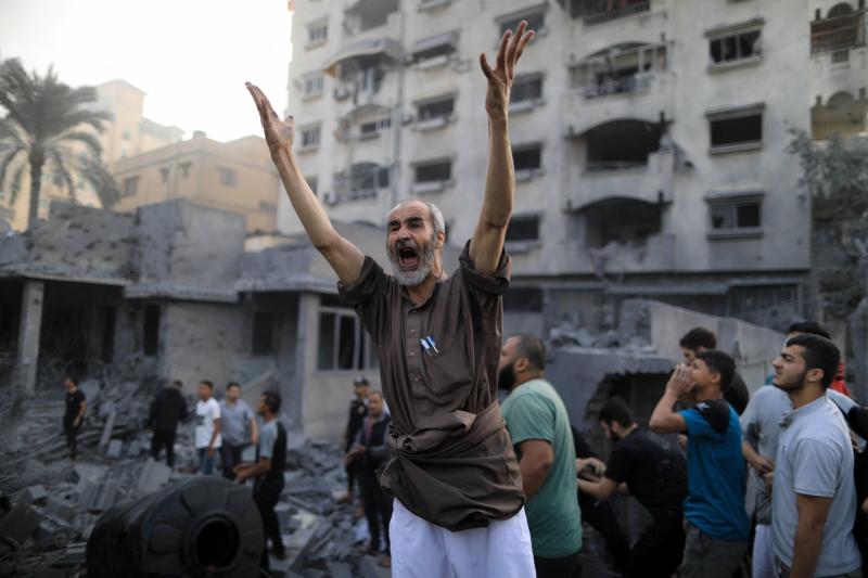 Un palestino muestra su desesperación ante la destrucción de la ciudad tras un bombardeo