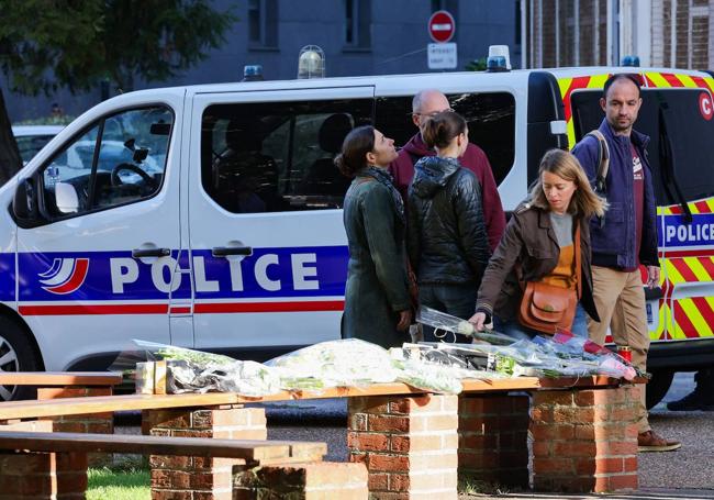 Los ramos de flores se amontonan a las puertas del instituto francés donde el viernes un joven mató a un profesor.