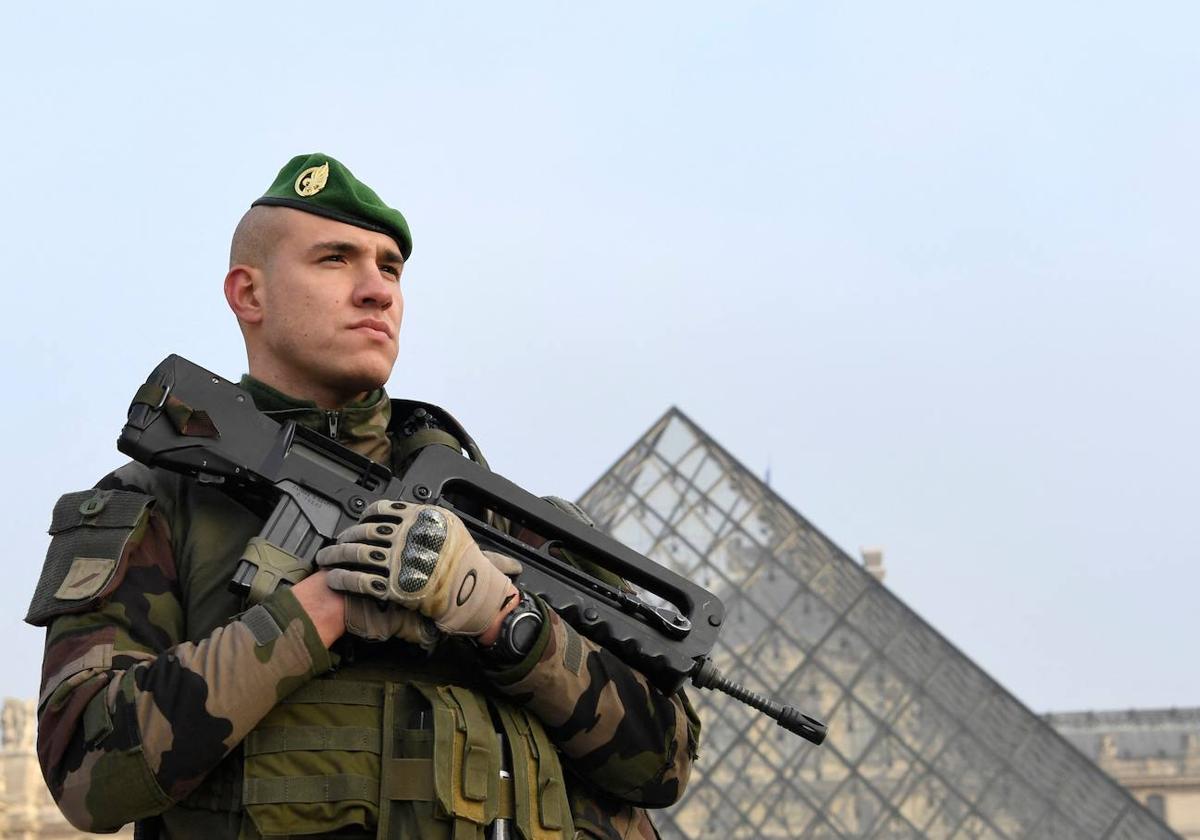 Un militar vigila en el exterior del museo del Louvre en París..