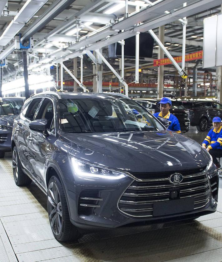 Imagen secundaria 2 - Proceso de montaje de uno de los automóviles eléctricos de BYD en Shenzhen.