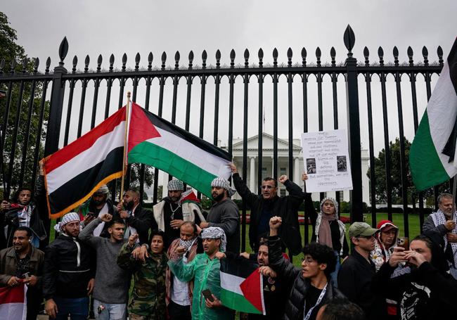 Un grupo de personas se manifiesta en apoyo a los palestinos junto a la verja de la Casa Blanca en Washington.