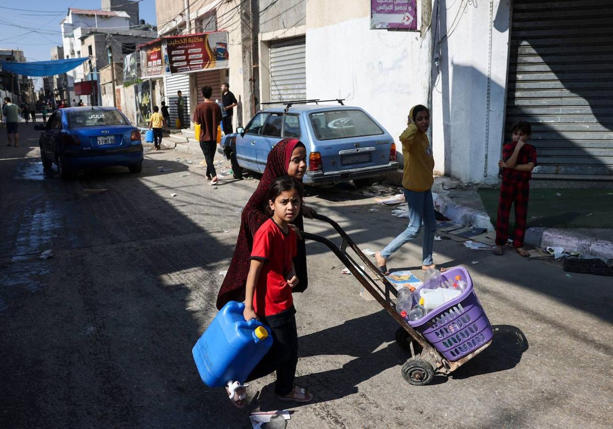 Dos palestinas cargan agua en Rafah.