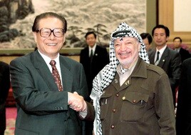 El presidente chino Jiang Zeming con su homólogo palestino de entonces, Yaser Arafat.