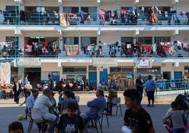 Palestinos que abandonaron el norte de Gaza se encuentran alojados en una escuela de Yan Yunis.