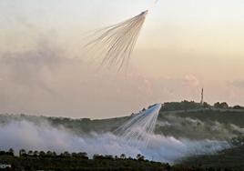 Proyectiles de artillería israelí explotan sobre la aldea de Dhayra, cerca de la frontera con Líbano.