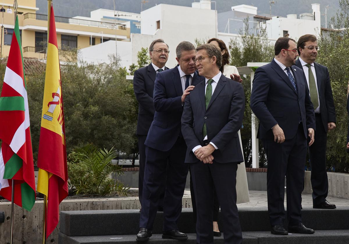 Feijóo conversa con García-Page durante la Conferencia de Presidentes de 2022 en La Palma.