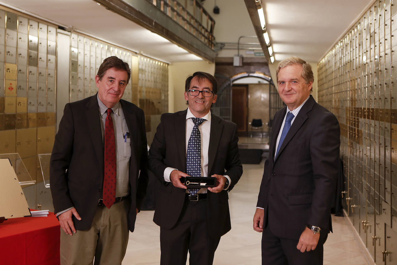 En el centro, Ángel M. González, director adjunto de El Comercio, entre Luis García Montero, director del Instituto Cervantes e Ignacio Ybarra, presidente de Vocento.