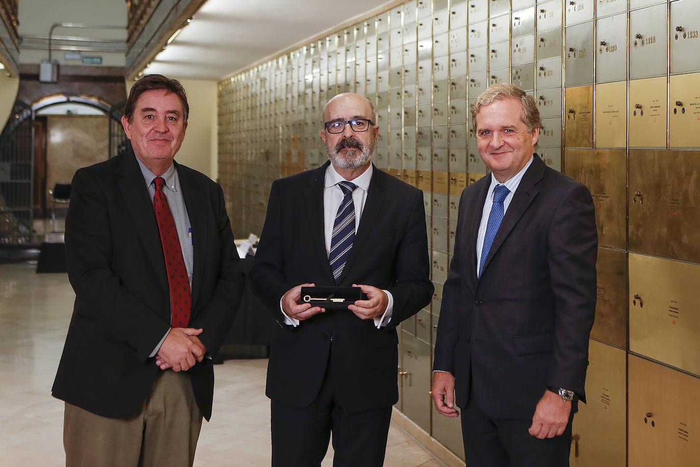 En el centro, José Miguel Santamaría, director de El Correo, entre Luis García Montero, director del Instituto Cervantes e Ignacio Ybarra, presidente de Vocento.