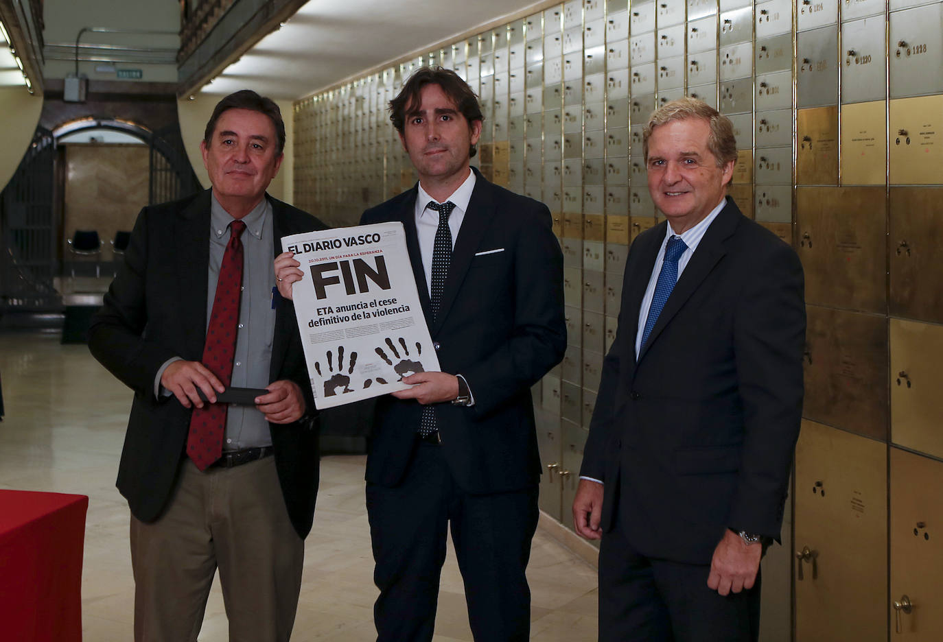 En el centro, David Taberna, director de El Diario Vasco, entre Luis García Montero, director del Instituto Cervantes e Ignacio Ybarra, presidente de Vocento.