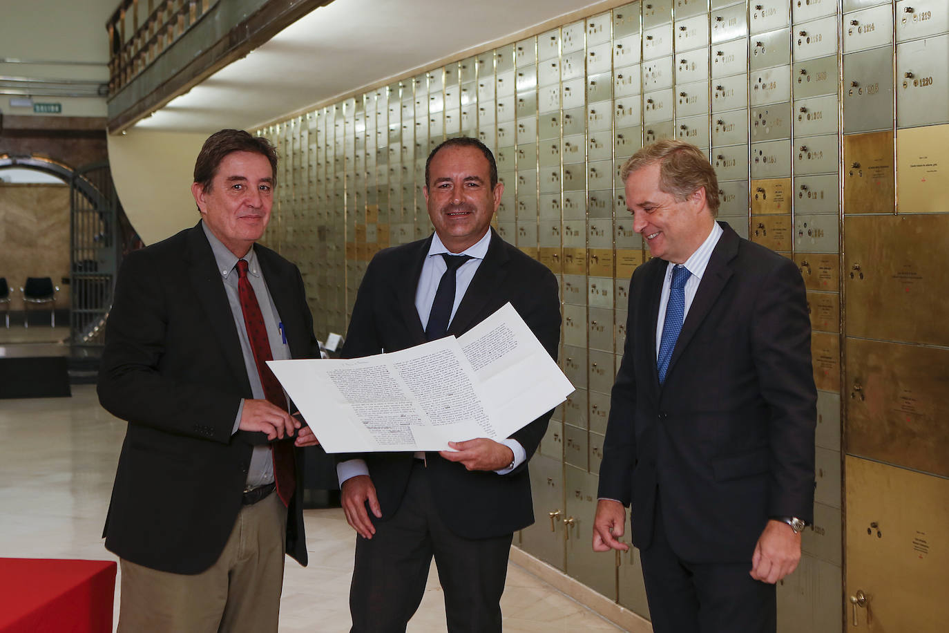 En el centro, Manolo Castillo, director de Sur, entre Luis García Montero, director del Instituto Cervantes e Ignacio Ybarra, presidente de Vocento.