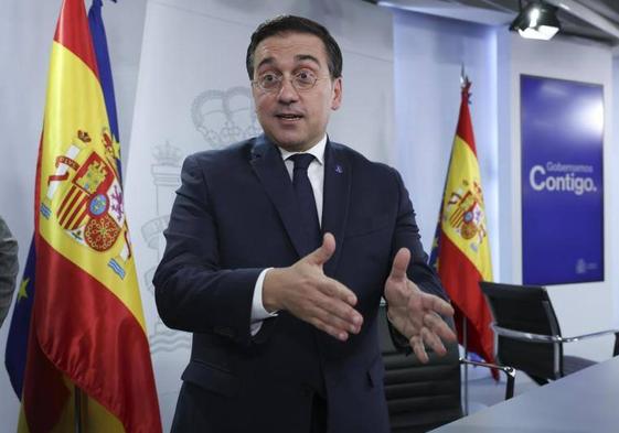 El minsitro de Asuntos Exteriores, José Manuel Albares, tras la rueda de prensa en Moncloa este martes.