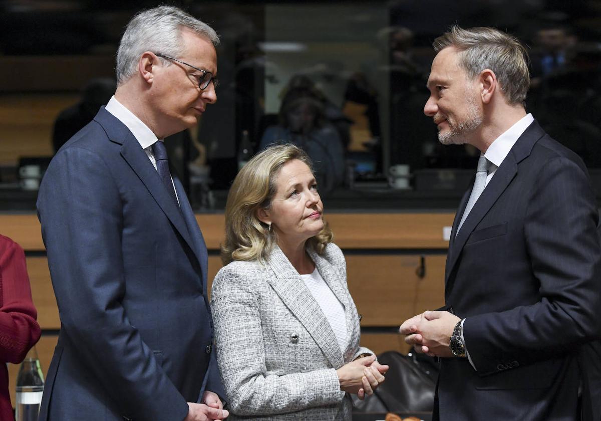 La vicepresidenta Calviño, junto al ministro francés Bruno Le Maire y el alemán Christian Lindner.