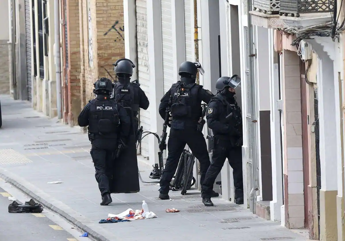 Agentes de Policía entran en la casa donde estaba el sospechoso.