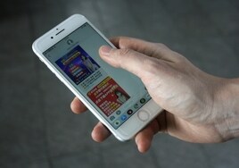 Un hombre consulta anuncios digitales de prostitución en su móvil.