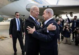 Netanyahu recibe a Biden al pie de la escalerilla del Air Force One tras aterrizar en Tel Aviv.