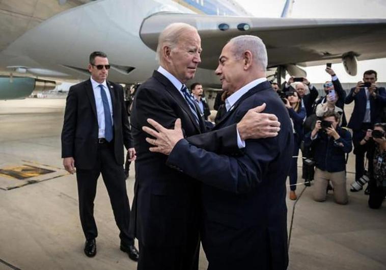 Netanyahu recibe a Biden al pie de la escalerilla del Air Force One tras aterrizar en Tel Aviv.