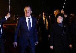 El ministro de Exteriores ruso, Serguéi Lavrov, participa en una ceremonia de bienvenida a su llegada a Pyongyang.