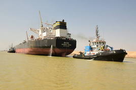 Petrolero en el Canal de Suez.