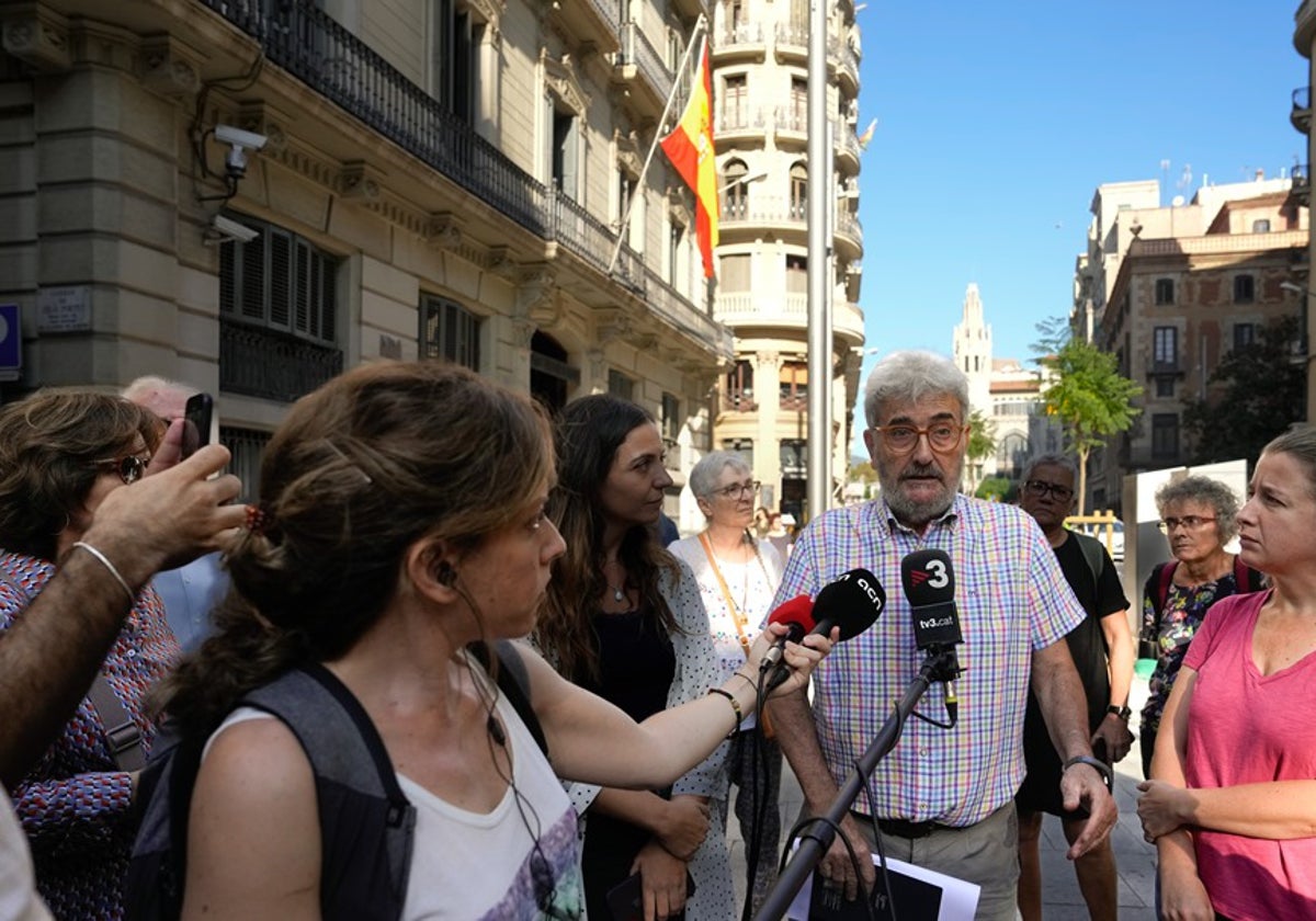 Carlos Vallejo atiende a los medios el pasado miércoles ante la comisaría de Barcelona tras conocerse el archivo provisional del juzgado.