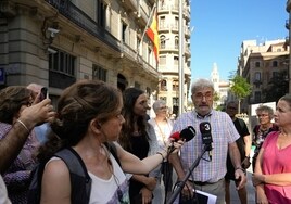 Carlos Vallejo atiende a los medios el pasado miércoles ante la comisaría de Barcelona tras conocerse el archivo provisional del juzgado.