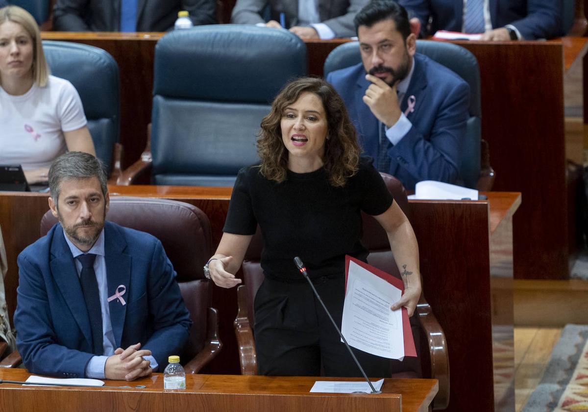 La presidenta de la Comunidad de Madrid intervien en el pleno de este jueves