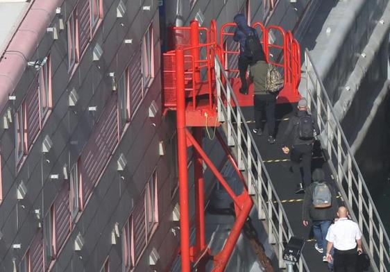 Solicitantes de asilo al ser realojados en el 'Bibby Stockholm', atracado en el puerto de Portland.