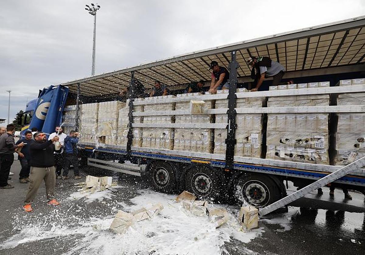 Bodegueros franceses destruyen un cargamento de cava Freixenet procedente de España durante una manifestación.