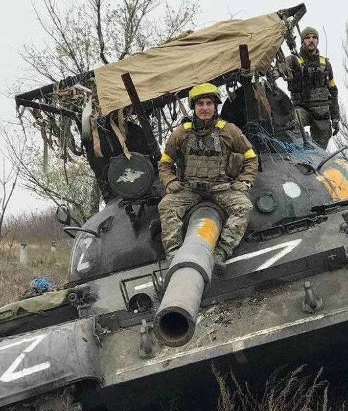 Imagen secundaria 2 - Arriba, un tanque ruso destruido. Abajo, dos blindados rusos con la jaula de protección.