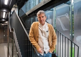 Santiago Roncagliolo, en una biblioteca de Madrid.