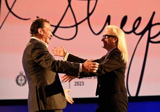 Antonio Banderas y Meryl Streep se saludan antes de charlar, este miércoles en Oviedo.