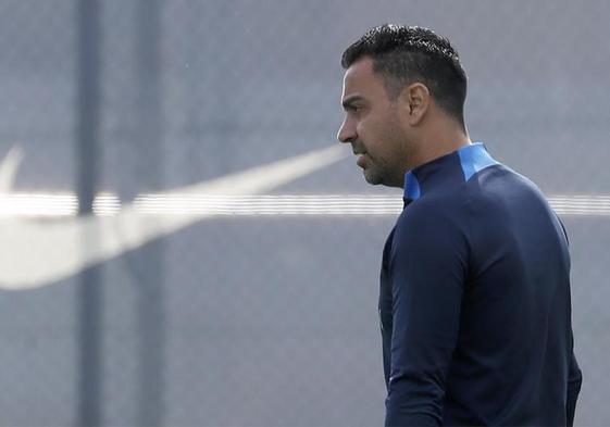 Xavi Hernández, pensativo durante un entrenamiento del Barça.